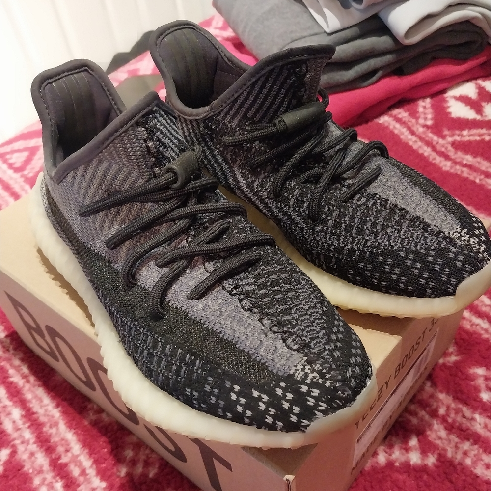 YEEZY BOOST 350 CARBON UK. 5.5/ US 7